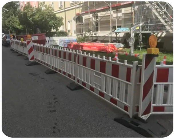 Parkplatzsperrung für die Anfahrt von Baustellenfahrzeugen.