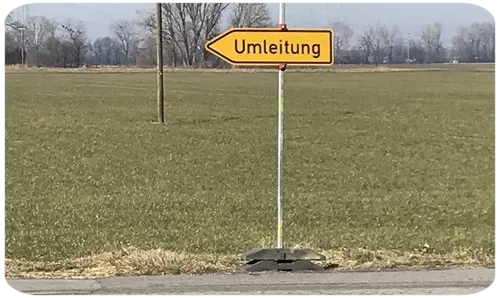 Beschilderung einer Umleitung wegen einer Baustelle.